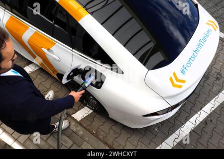 Rifornimento di un veicolo con celle a combustibile, una Toyota Mirai in una stazione di rifornimento di idrogeno, Berlino, 17.05.2021 Foto Stock