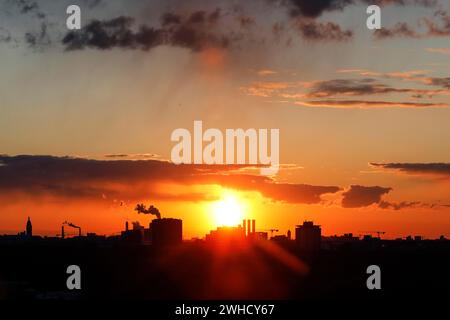 Pennacchi di fumo provenienti dai camini di una centrale combinata di calore ed energia e di una centrale di scarto-energia al tramonto, Berlino, 26/04/2021 Foto Stock