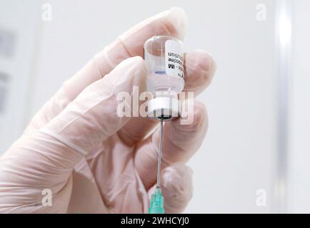 Le siringhe sono riempite con il vaccino Covid19 Biontech Pfizer Comirnaty in un centro di vaccinazione da soldati delle forze armate tedesche, Schönefeld, 26. Foto Stock