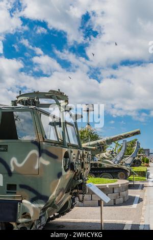 Vista prospettica dei veicoli militari in mostra al parco sul mare di Seosan, Corea del Sud Foto Stock