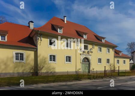 Ex casa dei pullman, casa dei pullman a due piani del 1825 vicino al parco del castello, oggi stazione dei vigili del fuoco dei volontari, Krauchenwies principesco Foto Stock