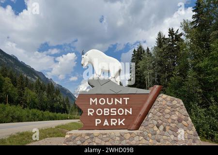 Cartello con la scultura di capra da neve all'ingresso del parco di fronte al Mount Robson, Mount Robson Provincial Park, British Columbia, Canada Foto Stock