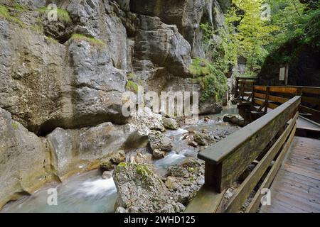 Weißbach e passerella in legno nella gola di Seisenbergklamm, Weißbach, Saalachtal, Salisburghese, Austria Foto Stock