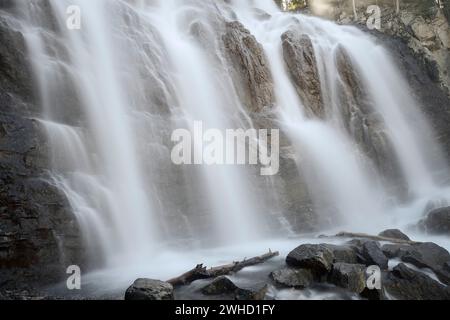 Cascata Tangle Falls, Icefields Parkway, Jasper National Park, Alberta, Canada Foto Stock