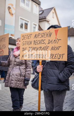 Persone che tengono cartelli per una manifestazione con messaggi politici in un ambiente urbano, contro Right Demo, Nagold, Foresta Nera, Germania Foto Stock