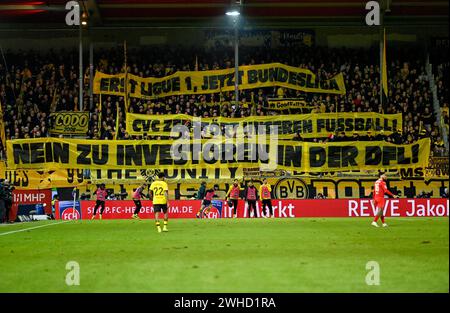 Banner, banner, poster, banner, azione ventola, protesta contro gli investitori della DFL German Football League, Borussia Dortmund 09 fan block, BVB, Voith Foto Stock