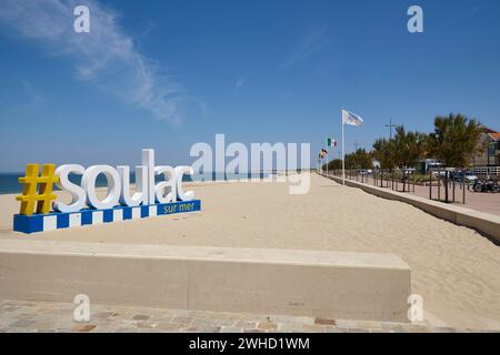 Spiaggia con punto foto #soulac sur mer a Soulac-sur-Mer, dipartimento Gironde, Nouvelle-Aquitaine, Francia Foto Stock