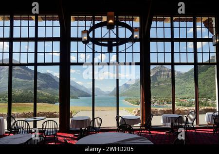 Vista dal Prince of Wales Hotel sul lago Upper Waterton, sul parco nazionale dei laghi di Waterton, Alberta, Canada Foto Stock