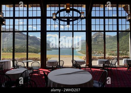 Vista dal Prince of Wales Hotel sul lago Upper Waterton, sul parco nazionale dei laghi di Waterton, Alberta, Canada Foto Stock