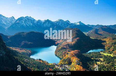 Paesaggio montano vicino a Hohenschwangau in una giornata di sole autunno. Foreste, laghi e montagne innevate. Vista da Tegelberg alle Alpi Alpsee, Schwansee e Allgäu. Baviera, Germania, Europa Foto Stock