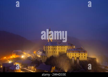 Serata invernale nella valle di Mueglitz, il castello di Weesenstein illuminato in modo impressionante all'ora blu, Weesenstein, Sassonia, Germania Foto Stock