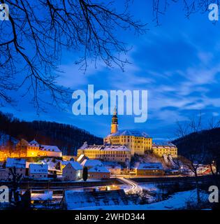 Serata invernale nella valle di Mueglitz, il castello di Weesenstein illuminato in modo impressionante all'ora blu, Weesenstein, Sassonia, Germania Foto Stock