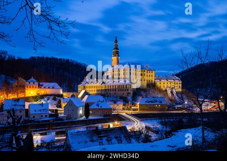 Serata invernale nella valle di Mueglitz, il castello di Weesenstein illuminato in modo impressionante all'ora blu, Weesenstein, Sassonia, Germania Foto Stock