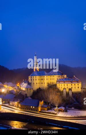 Serata invernale nella valle di Mueglitz, il castello di Weesenstein illuminato in modo impressionante all'ora blu, Weesenstein, Sassonia, Germania Foto Stock