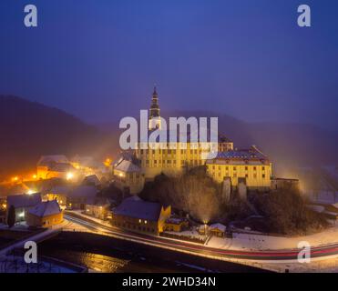 Serata invernale nella valle di Mueglitz, il castello di Weesenstein illuminato in modo impressionante all'ora blu, Weesenstein, Sassonia, Germania Foto Stock
