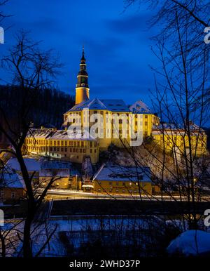 Serata invernale nella valle di Mueglitz, il castello di Weesenstein illuminato in modo impressionante all'ora blu, Weesenstein, Sassonia, Germania Foto Stock