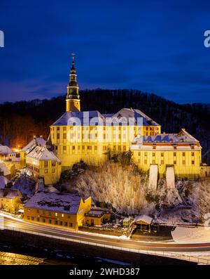 Serata invernale nella valle di Mueglitz, il castello di Weesenstein illuminato in modo impressionante all'ora blu, Weesenstein, Sassonia, Germania Foto Stock