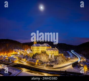 Serata invernale nella valle di Mueglitz, il castello di Weesenstein illuminato in modo impressionante all'ora blu, Weesenstein, Sassonia, Germania Foto Stock