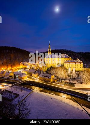 Serata invernale nella valle di Mueglitz, il castello di Weesenstein illuminato in modo impressionante all'ora blu, Weesenstein, Sassonia, Germania Foto Stock