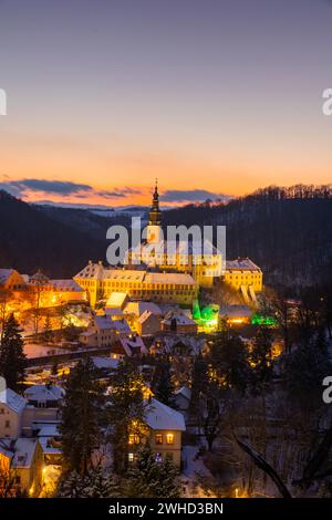 Serata invernale nella valle di Mueglitz, il castello di Weesenstein illuminato in modo impressionante all'ora blu, Weesenstein, Sassonia, Germania Foto Stock