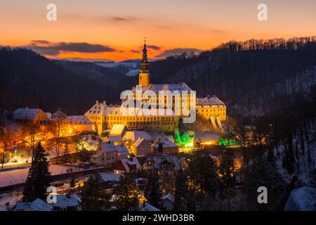 Serata invernale nella valle di Mueglitz, il castello di Weesenstein illuminato in modo impressionante all'ora blu, Weesenstein, Sassonia, Germania Foto Stock