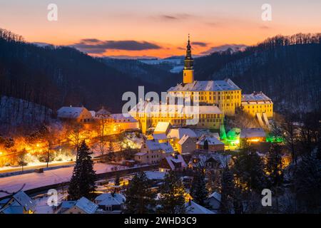 Serata invernale nella valle di Mueglitz, il castello di Weesenstein illuminato in modo impressionante all'ora blu, Weesenstein, Sassonia, Germania Foto Stock