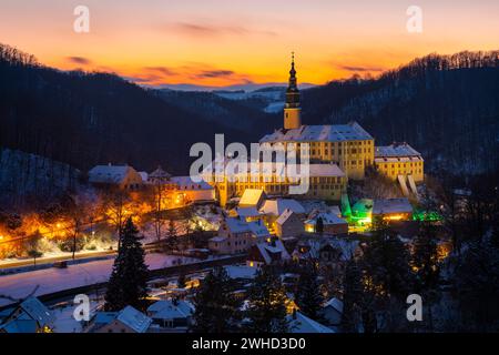 Serata invernale nella valle di Mueglitz, il castello di Weesenstein illuminato in modo impressionante all'ora blu, Weesenstein, Sassonia, Germania Foto Stock