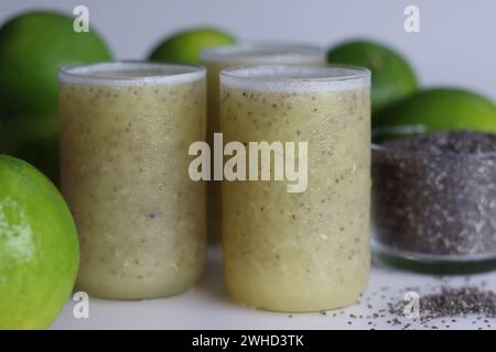 Lime dolce rinfrescante con semi di chia nutrienti, perfetta per uno stile di vita sano. Delizia degli agrumi con una spinta di omega 3. Ricaricate la vostra giornata in modo naturale Foto Stock