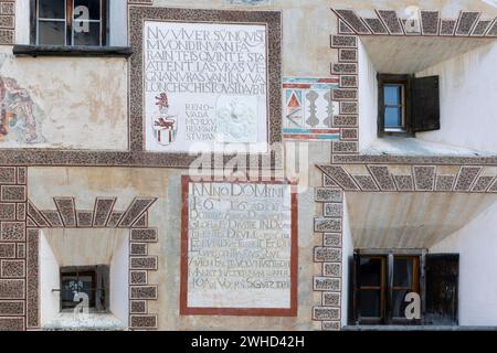 Finestra, dimora storica, sgraffito, decorazioni per facciate, Ardez, Engadina, Grigioni, Svizzera Foto Stock
