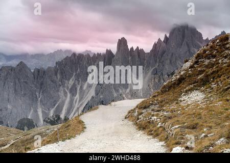 Vista dal sentiero circolare delle tre Cime fino al gruppo Cadini (2839 m) nel Parco naturale delle tre Cime alla luce del mattino, Auronzo di Cadore, Provincia di Belluno, Alpi, Dolomiti, Dolomiti di Sesto, Veneto, Veneto, Italia Foto Stock