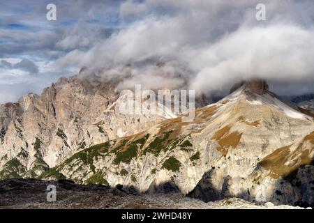 Vista dal sentiero circolare delle tre Cime fino al gruppo Cadini (2839 m) nel Parco naturale delle tre Cime alla luce del mattino, Auronzo di Cadore, Provincia di Belluno, Alpi, Dolomiti, Dolomiti di Sesto, Veneto, Veneto, Italia Foto Stock