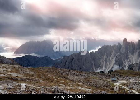 Vista dal sentiero circolare delle tre Cime fino al Rifugio Lavaredo e al gruppo Cadini (2839 m) nel Parco naturale delle tre Cime, Auronzo di Cadore, provincia di Belluno, Alpi, Dolomiti, Dolomiti di Sesto, Veneto, Veneto, Italia Foto Stock