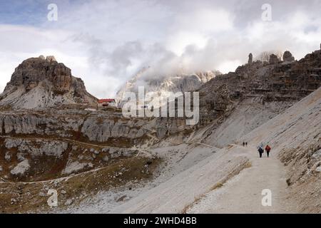 Vista dal sentiero circolare delle tre Cime fino al rifugio delle tre Cime, alta Pusteria, Dolomiti di Sesto, Provincia di Bolzano, Trentino-alto Adige, alto Adige, alto Adige, Alpi, Dolomiti, Parco naturale delle tre Cime, Italia Foto Stock