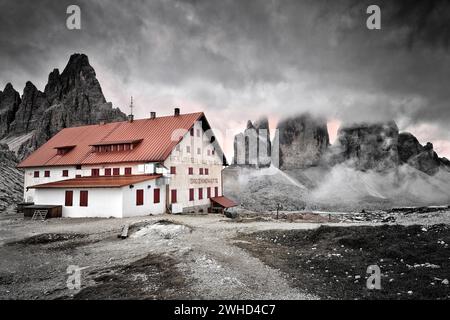 Vista dal sentiero circolare delle tre Cime fino al rifugio delle tre Cime, alta Pusteria, Dolomiti di Sesto, Provincia di Bolzano, Trentino-alto Adige, alto Adige, alto Adige, Alpi, Dolomiti, Parco naturale delle tre Cime, Italia Foto Stock