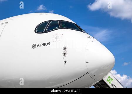 Airbus A350 XWB aereo passeggeri sull'asfalto dell'aeroporto di Berlino. Germania - 27 aprile 2018 Foto Stock