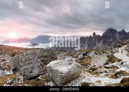 Vista dal sentiero circolare delle tre Cime al gruppo Cadini (2839 m) nel Parco naturale delle tre Cime alla luce del mattino, Auronzo di Cadore, Pr Foto Stock