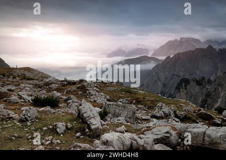 Vista dal sentiero circolare delle tre Cime fino al gruppo Cadini (2839 m) nel Parco naturale delle tre Cime alla luce del mattino, Auronzo di Cadore, Provincia di Belluno, Alpi, Dolomiti, Dolomiti di Sesto, Veneto, Veneto, Italia Foto Stock