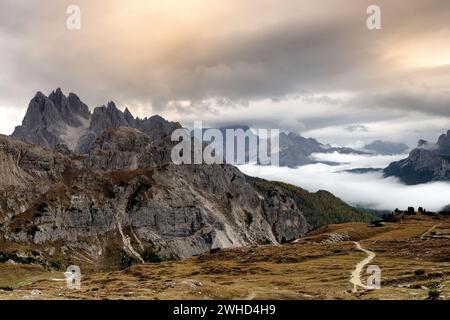 Vista dal sentiero circolare delle tre Cime fino al gruppo Cadini (2839 m) nel Parco naturale delle tre Cime alla luce del mattino, Auronzo di Cadore, Provincia di Belluno, Alpi, Dolomiti, Dolomiti di Sesto, Veneto, Veneto, Italia Foto Stock