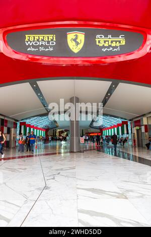 ABU DHABI, Emirati Arabi Uniti - 10 gennaio 2016: Ingresso al Ferrari World presso l'isola Yas di Abu Dubai negli Emirati Arabi Uniti. Ferrari World - il più grande parco divertimenti al coperto Foto Stock