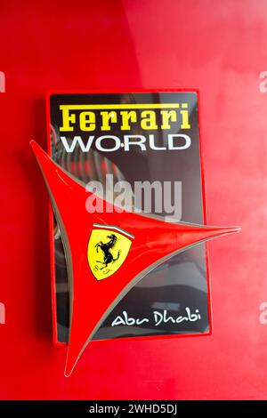 ABU DHABI, EMIRATI ARABI UNITI. 10 gennaio 2016: Vista esterna del Ferrari World presso Yas Island ad Abu Dubai negli Emirati Arabi Uniti. Ferrari World - la più grande a Foto Stock