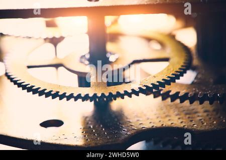 Dettagli meccanismo orologio meccanico antico sono illuminati con luce solare sagomata Foto Stock