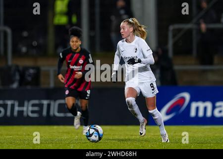 Francoforte, Germania. 8 febbraio 2024. Germania, Francoforte, 8 febbraio 2024: Janina Minge (9 Friburgo) controlla la palla durante la partita di calcio DFB-Pokal Frauen tra Eintracht Frankfurt e SC Freiburg allo Stadion am Brentanobad di Francoforte, Germania. (Daniela Porcelli/SPP) credito: SPP Sport Press Photo. /Alamy Live News Foto Stock