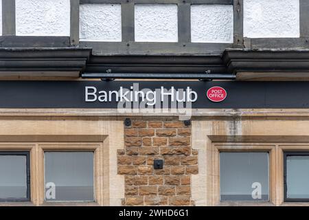 Hub bancario gestito da un ufficio postale nella città di Haslemere, Surrey, Inghilterra, Regno Unito. Gli hub sono spazi condivisi sulla strada principale che servono i clienti di più banche. Foto Stock