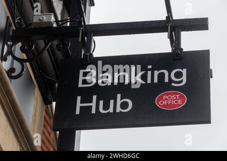 Hub bancario gestito da un ufficio postale nella città di Haslemere, Surrey, Inghilterra, Regno Unito. Gli hub sono spazi condivisi sulla strada principale che servono i clienti di più banche. Foto Stock