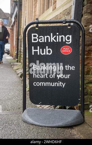 Hub bancario gestito da un ufficio postale nella città di Haslemere, Surrey, Inghilterra, Regno Unito. Gli hub sono spazi condivisi sulla strada principale che servono i clienti di più banche. Foto Stock