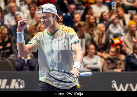 Oslo, Norvegia 09 febbraio 2024 Holger Rune di Danimarca celebra contro Dominic Thiem dell'Austria durante il Round Robin Match dell'Ultimate Tennis Showdown Tournament alla Telenor Arena di Oslo, Norvegia crediti: Nigel Waldron/Alamy Live News Foto Stock