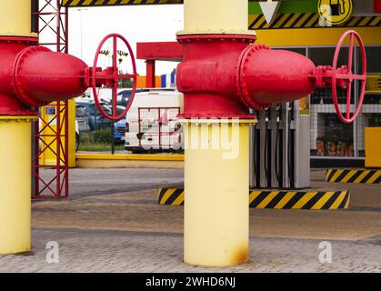 valvola sul tubo del gas. Fornitura di gas naturale. Stazione di trasferimento e regolazione della pressione del gas. Concept alimentazione gas. tubo valvola Foto Stock