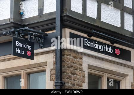 Hub bancario gestito da un ufficio postale nella città di Haslemere, Surrey, Inghilterra, Regno Unito. Gli hub sono spazi condivisi sulla strada principale che servono i clienti di più banche. Foto Stock