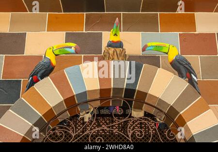 Costa Rica, San Jeronimo - 22 luglio 20.23: Negozio di souvenir El Jardin. Burattini di uccelli tocani sopra il primo piano dell'arco della finestra. Foto Stock