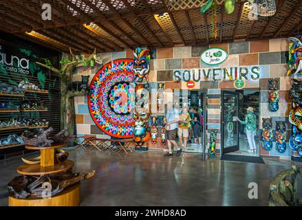 Costa Rica, San Jeronimo - 22 luglio 20.23: Negozio di souvenir El Jardin, prima sezione. Persone che camminano attraverso le porte. Camera decorata in colori con disposizione Foto Stock